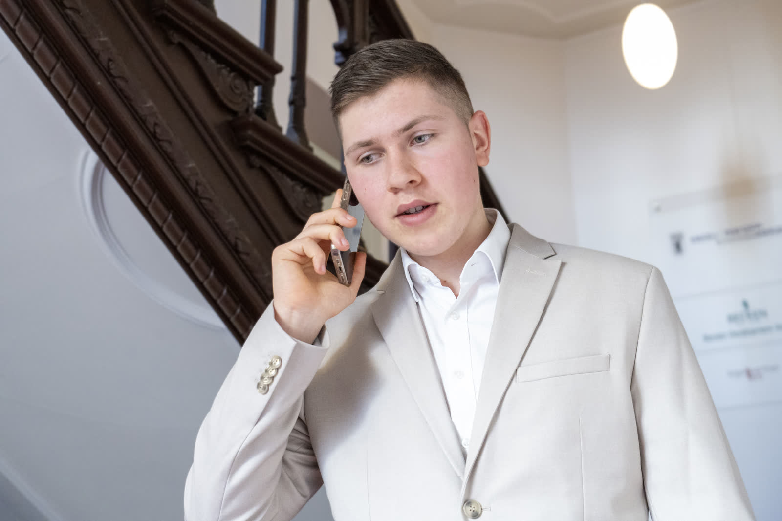 Chris Matthewes telefoniert unterwegs