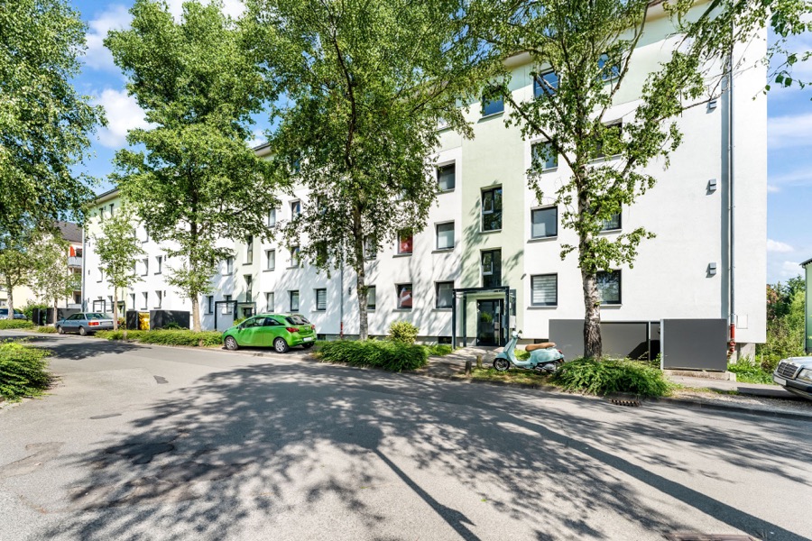 Wohnanlage mit grüner und weißer Fassade