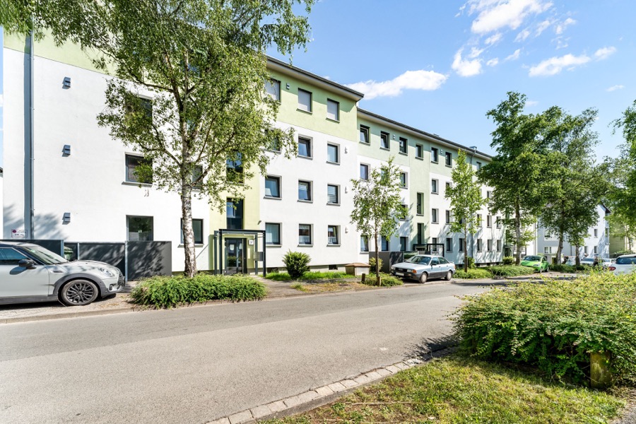 Langgestreckte Wohnanlage mit Balkonen