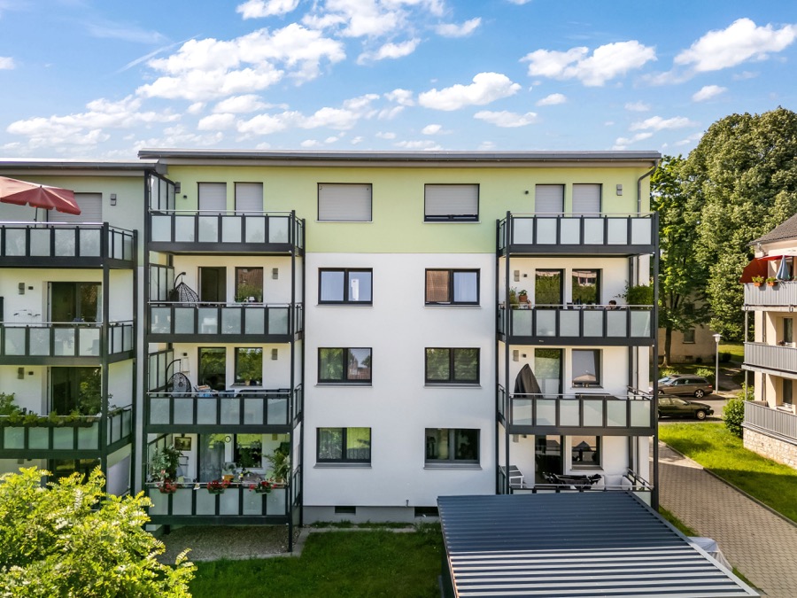 Mehrfamilienhaus mit Balkonen zum Innenhof