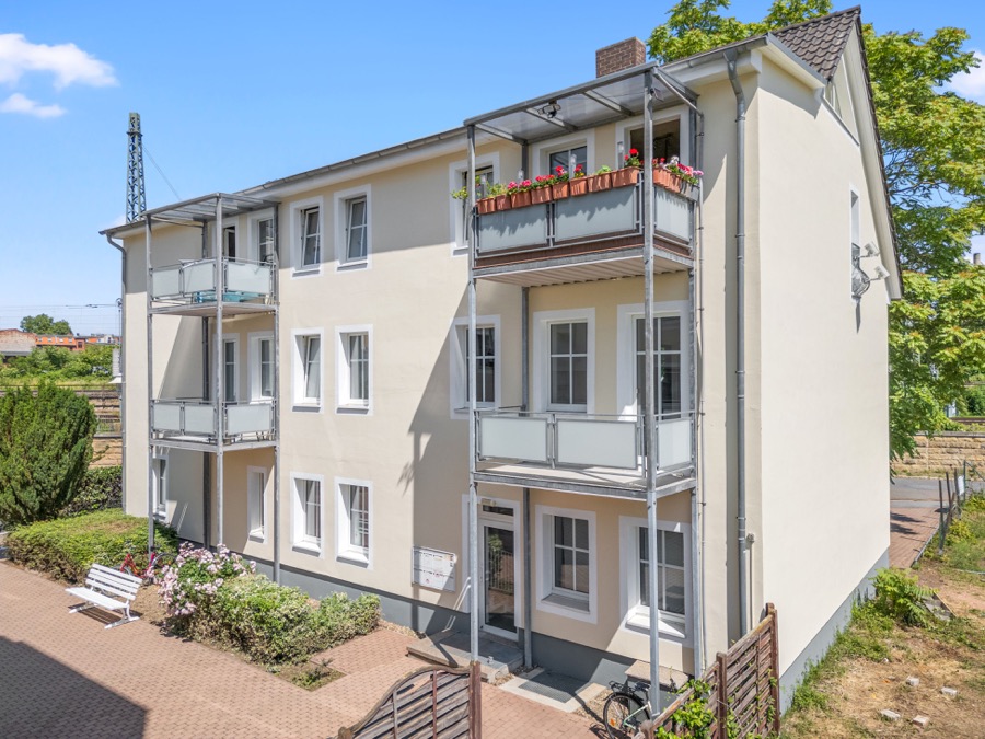 Wohnhaus mit Balkonen und begrüntem Hof
