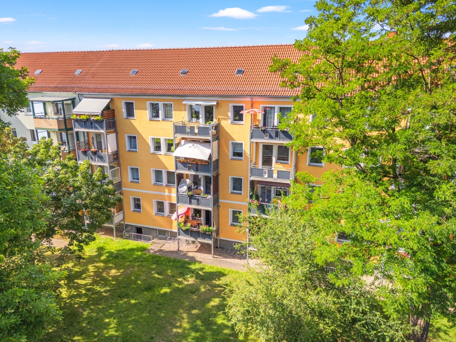Begrünter Innenhof aus der Vogelperspektive