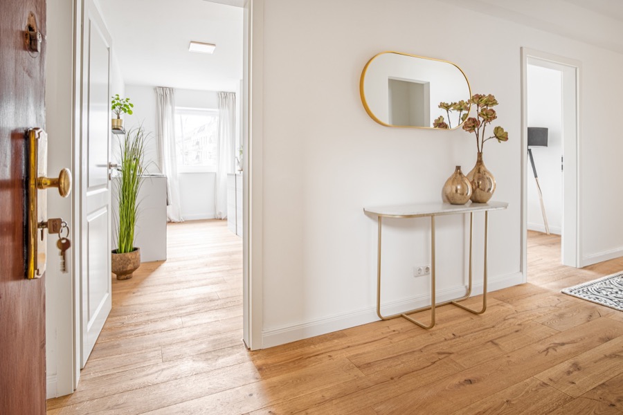 Heller Eingangsbereich einer Wohnung