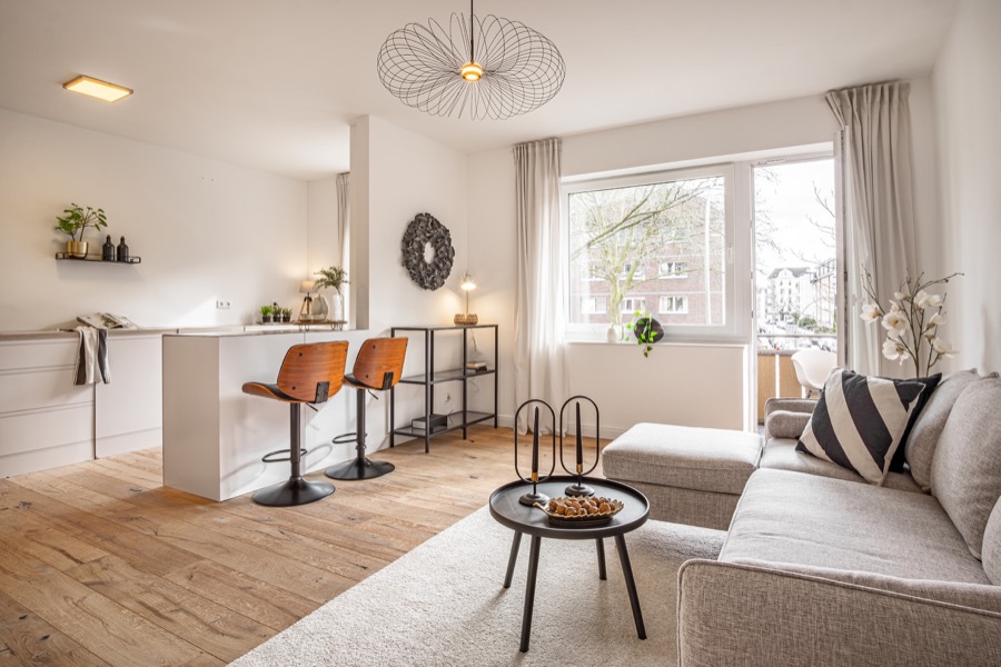 Wohnzimmer mit großen Fenstern