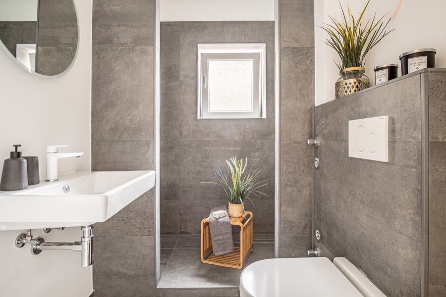 Modernes Badezimmer in Grautönen