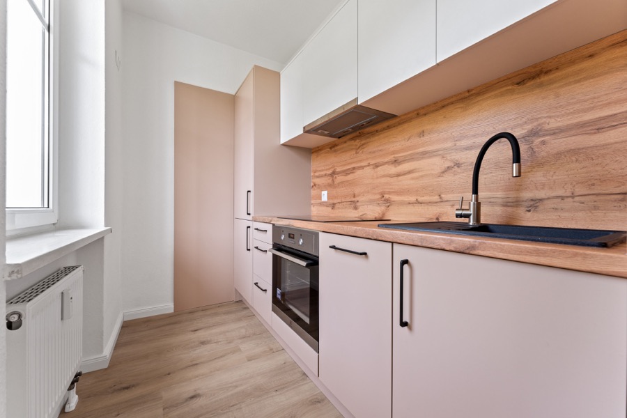 Kompakte Einbauküche in einer Wohnung