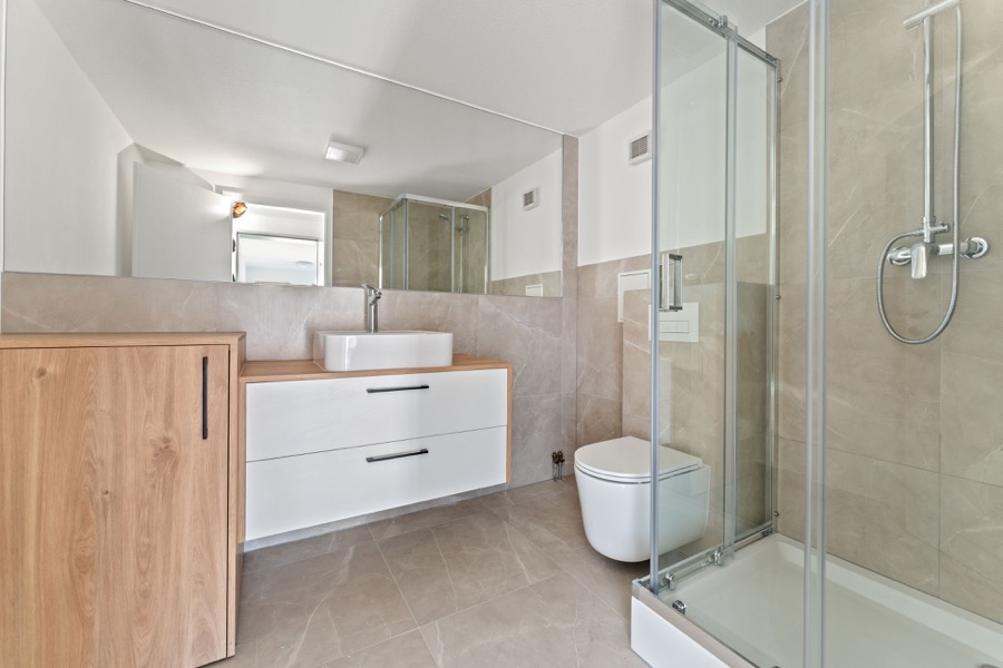 Modernes Badezimmer in hellen Naturtönen