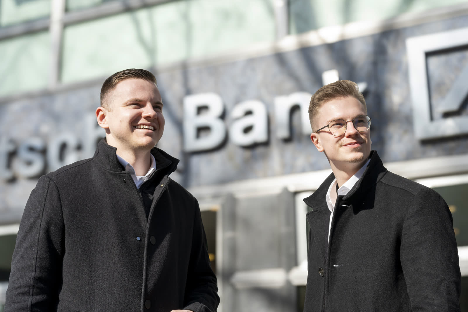 Karl und Robin vor einem Bankgebäude