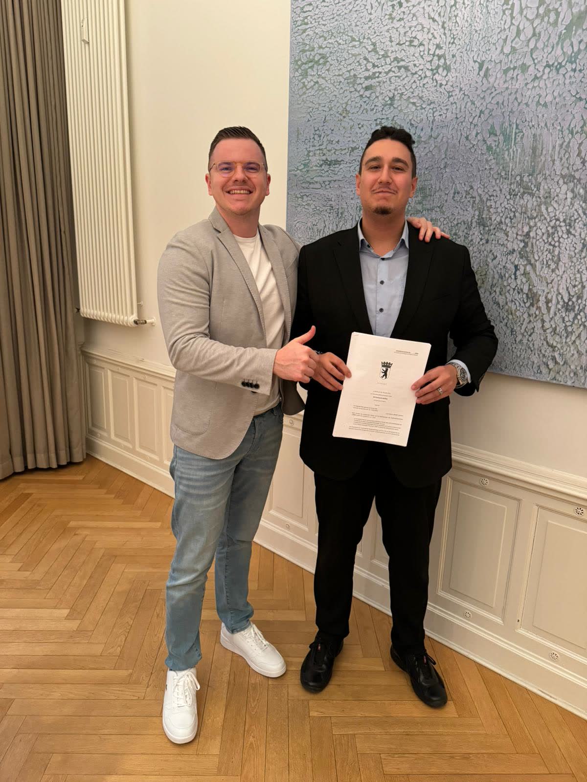 Kundin und Kunde mit Kaufvertrag