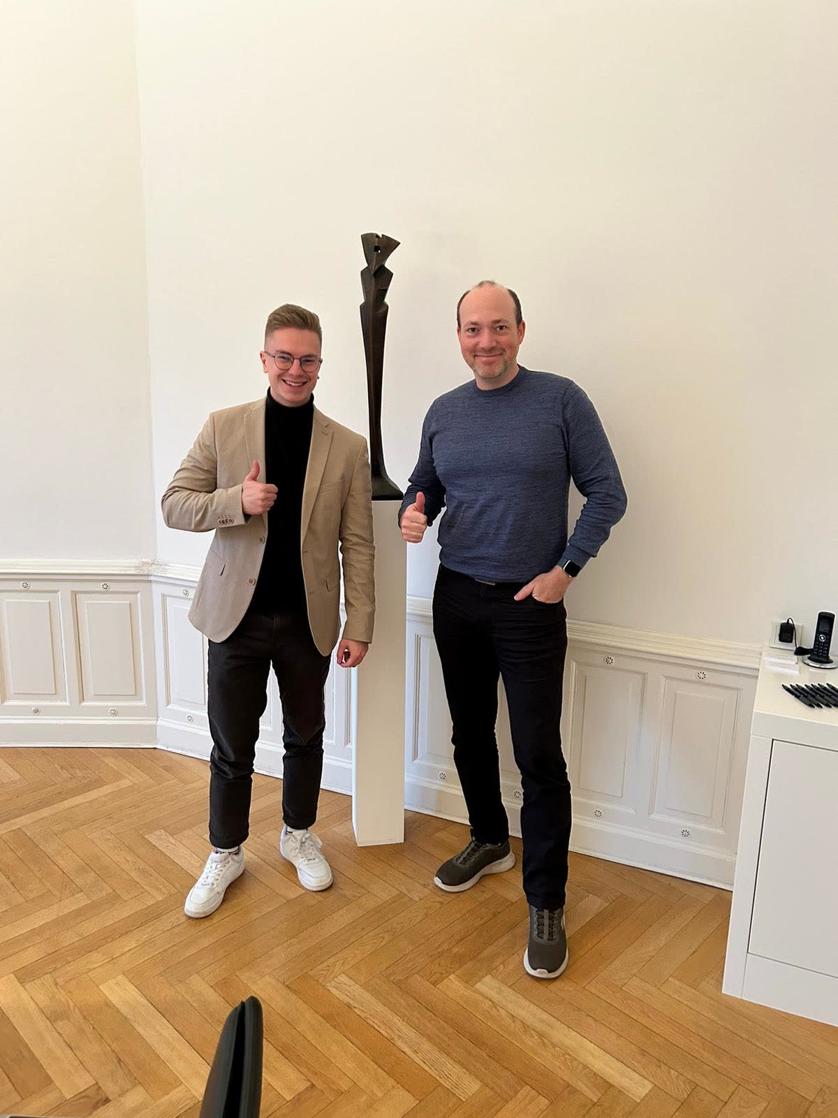 Kunde mit Kaufvertrag nach dem Notartermin